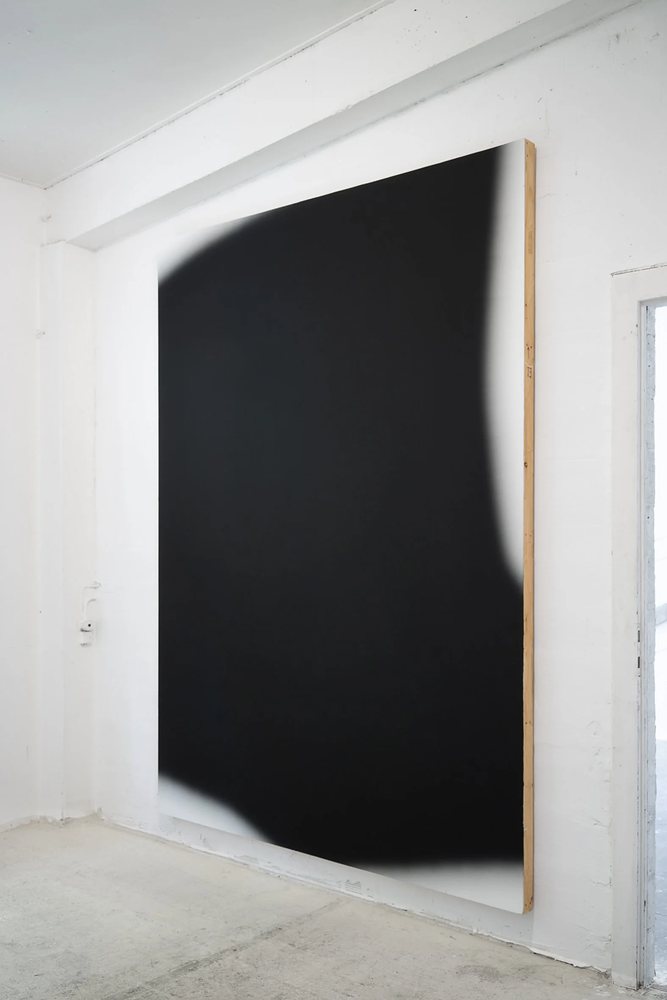 Eliot Möwes, vue de l’exposition JUNO, 2025, Archives Sensibles, Lausanne, courtesy de l’artiste et de Kissed Then Burned (Genève). Photo: Tamarine Schreiber / Archives Sensibles.